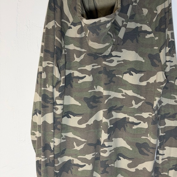 Camouflage Hoodie - Tee with front pocket - Picture 9 of 16
